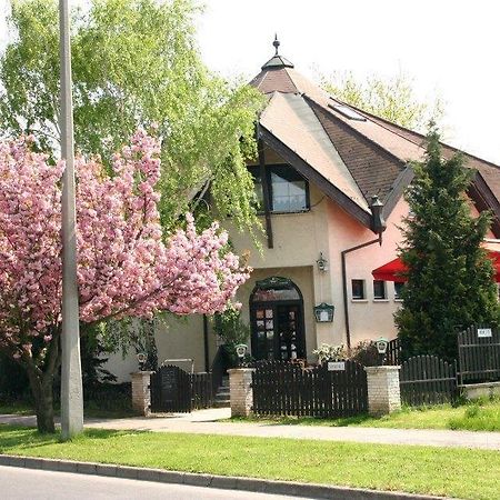 Kocsis Panzió és Étterem Komárom Exterior foto