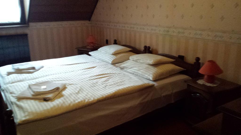 Kocsis Panzió és Étterem Komárom Quarto foto