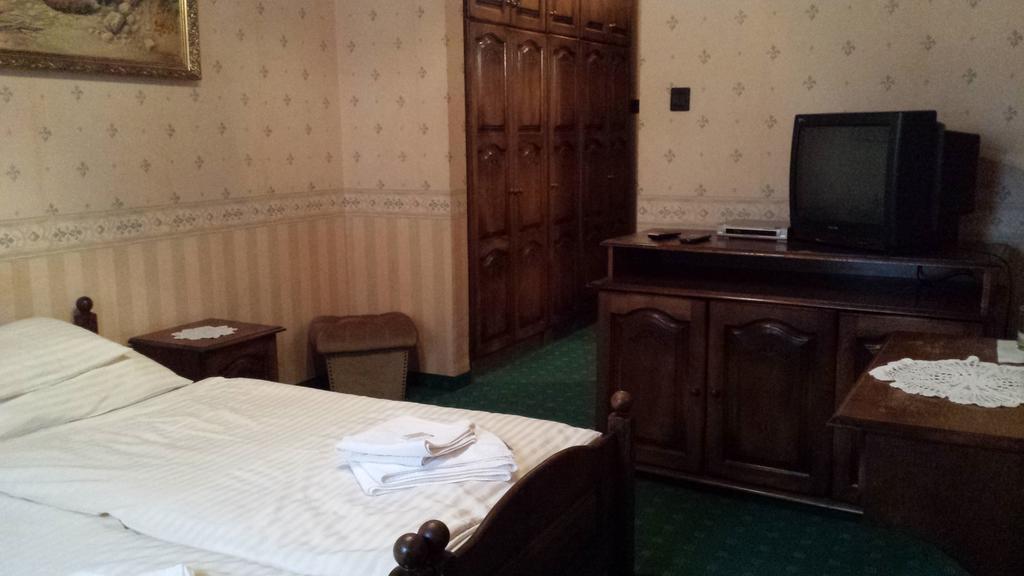 Kocsis Panzió és Étterem Komárom Quarto foto