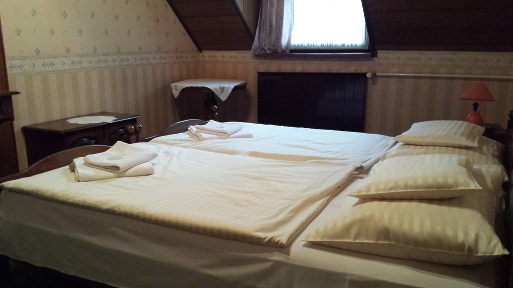 Kocsis Panzió és Étterem Komárom Quarto foto